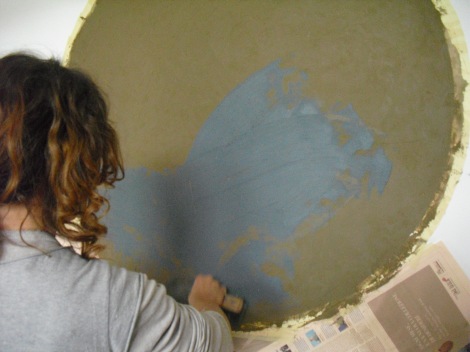 Isabella stende lo strato sottile di argilla colorata